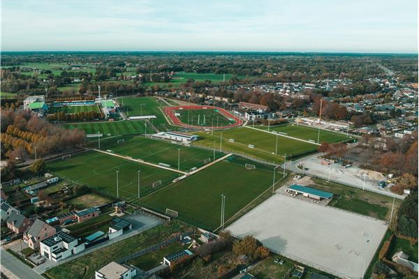 Aanleg sportpark De Leunen met atletiekpiste, Finse piste met powerhill, 5 natuurgras voetbalvelden, beachvolley, paardenpiste en omgevingswerken - Sportinfrabouw NV